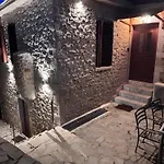 Traditional Stone House - アパート